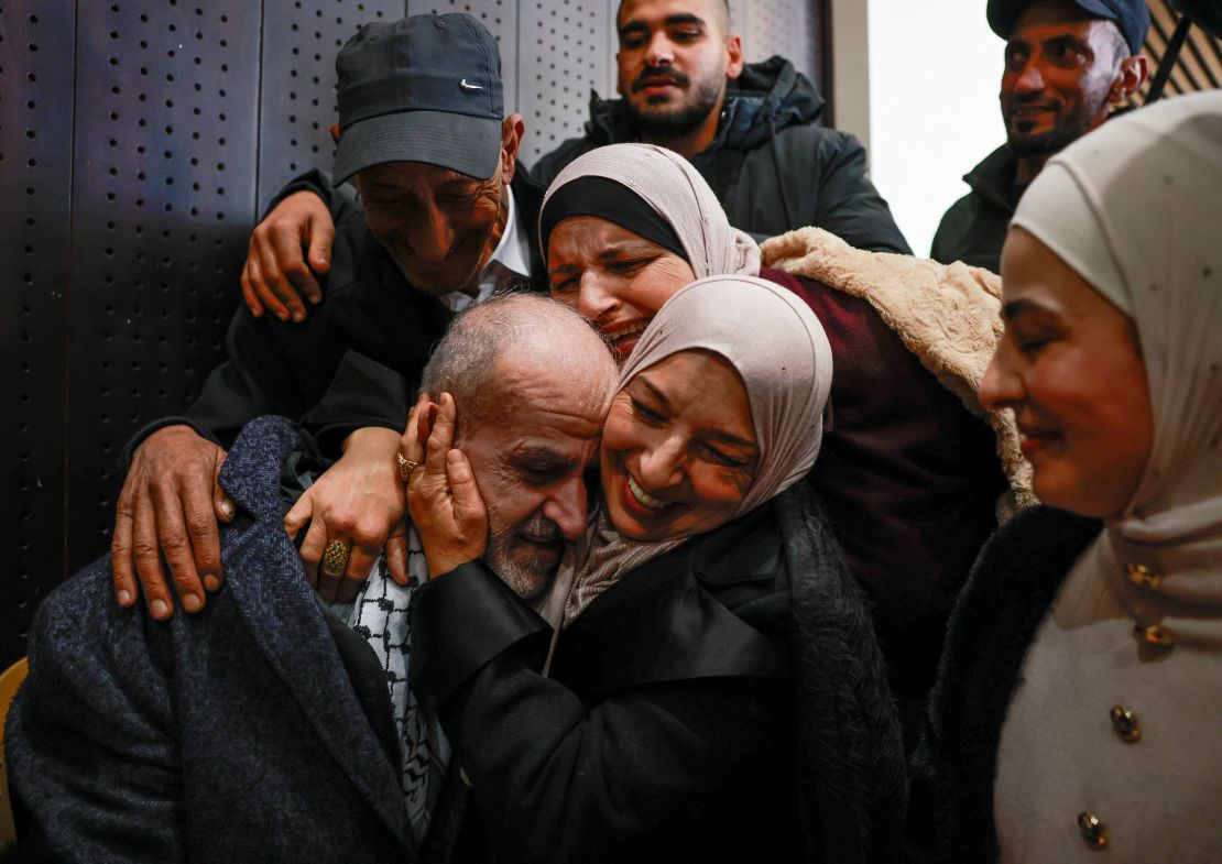 Un prigioniero palestinese viene ricevuto dopo il suo rilascio da una prigione israeliana nella Cisgiordania occupata.