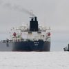 Sabato al largo di Porkkalanniemi, Kirkkonummi, nel Golfo della Finlandia, Aquila S (L) petroliera, che vola sotto la bandiera delle Isole Cook, vicino a Ukko (R).